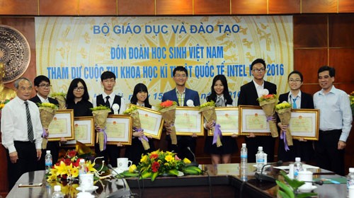 Trao thưởng các học sinh đạt giải Hội thi Khoa học kỹ thuật quốc tế 2016 - ảnh 1